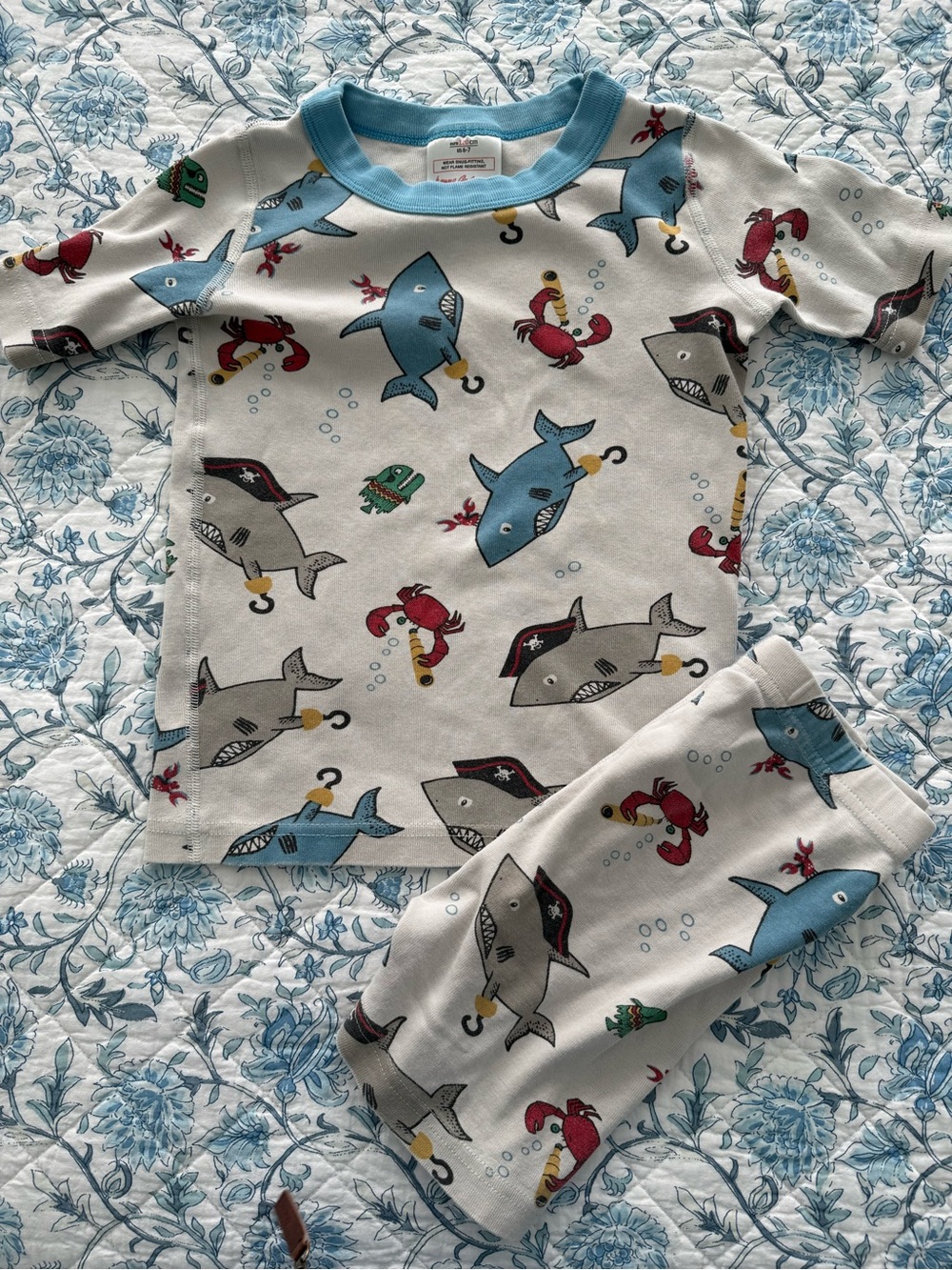 Hanna Andersson Shark & Crab Pajama Set in White with Blue Trim 6/7
